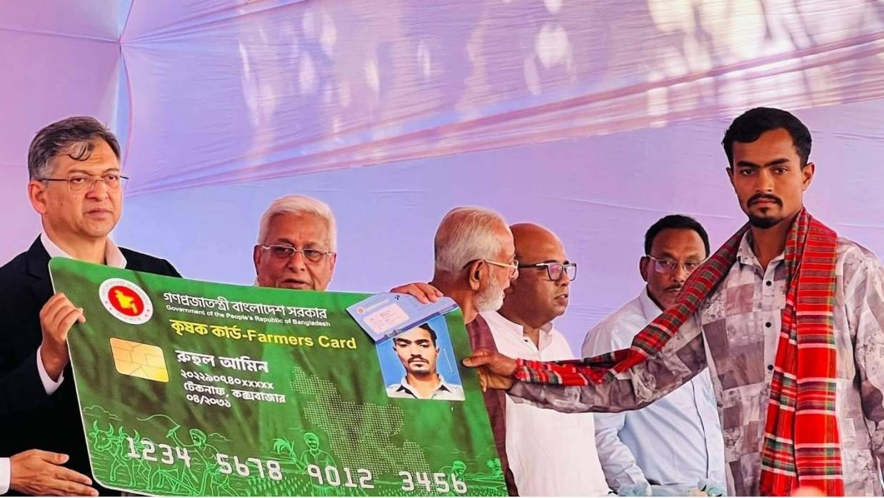 টেকনাফ এজাহার সরকারি উচ্চ বিদ্যালয়ে কৃষি কার্ড বিতরণ করেন স্বরাষ্ট্রমন্ত্রী