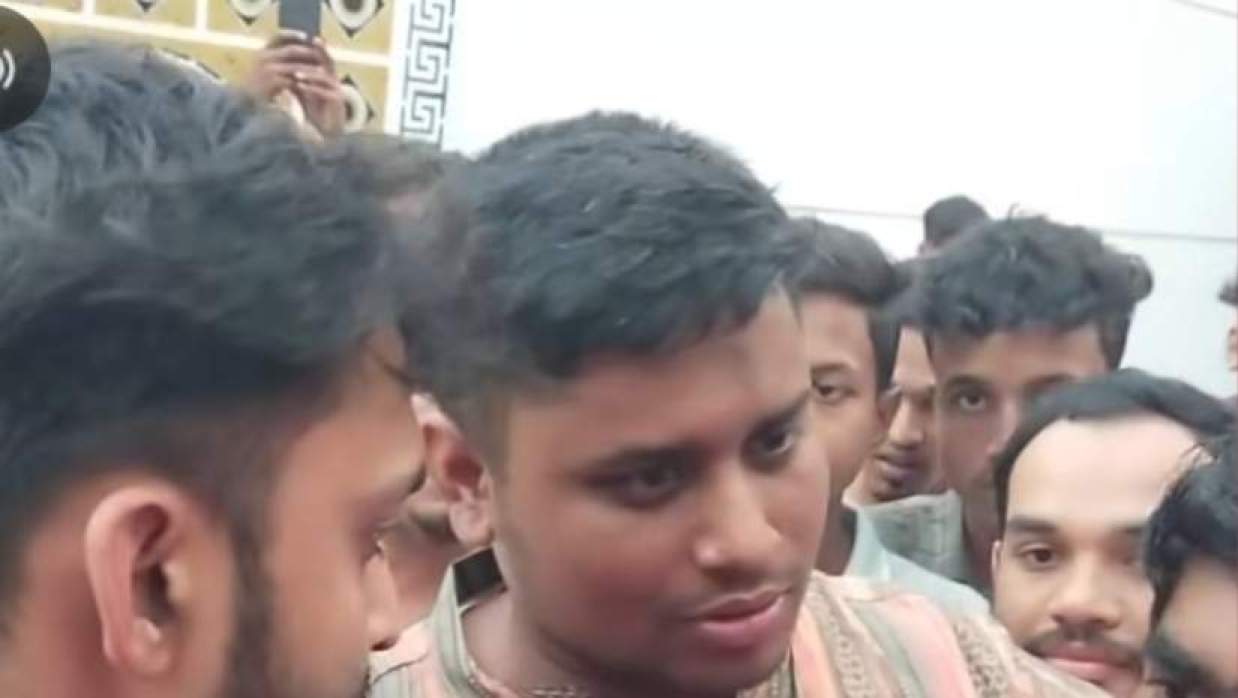 মনজুর আলমের বাসার সামনে হাসনাতকে ঘিরে ধরেন কয়েকজন ব্যক্তি