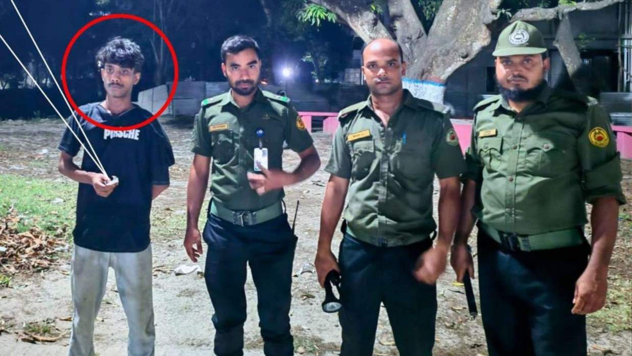 আটকৃত বহিরাগত যুবক