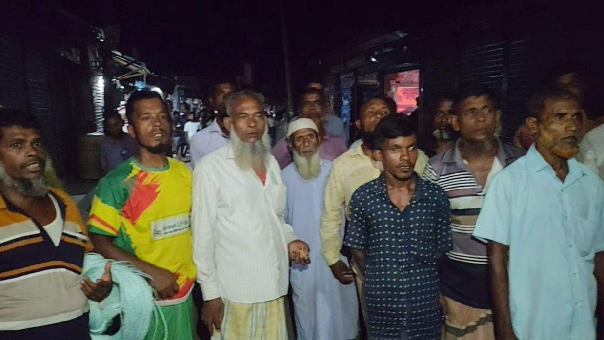 চাল নিতে আসা জেলেরা