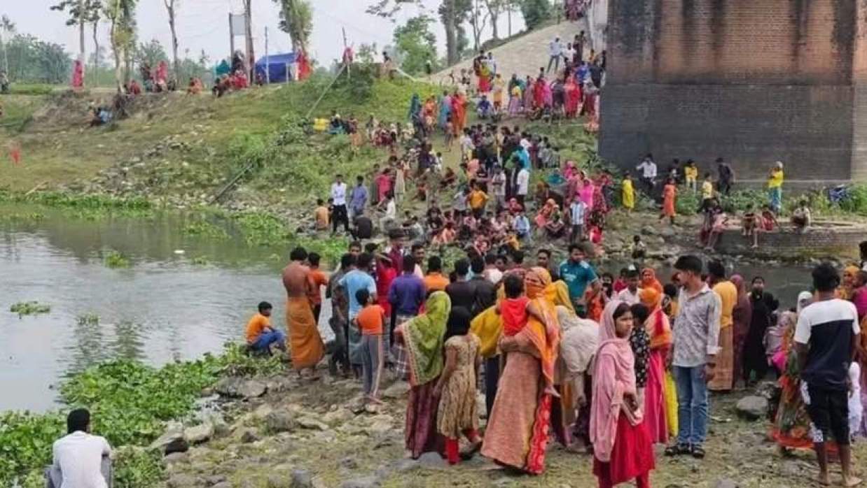  ঘটনাস্থলে মানুষের ভিড়