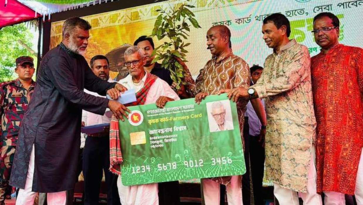 শৈলকুপা উপজেলার কৃপালপুর গ্রামে কৃষকের হাতে কৃষক কার্ড তুলে দিচ্ছেন আইনমন্ত্রী মো. আসাদুজ্জামানসহ অন্যরা