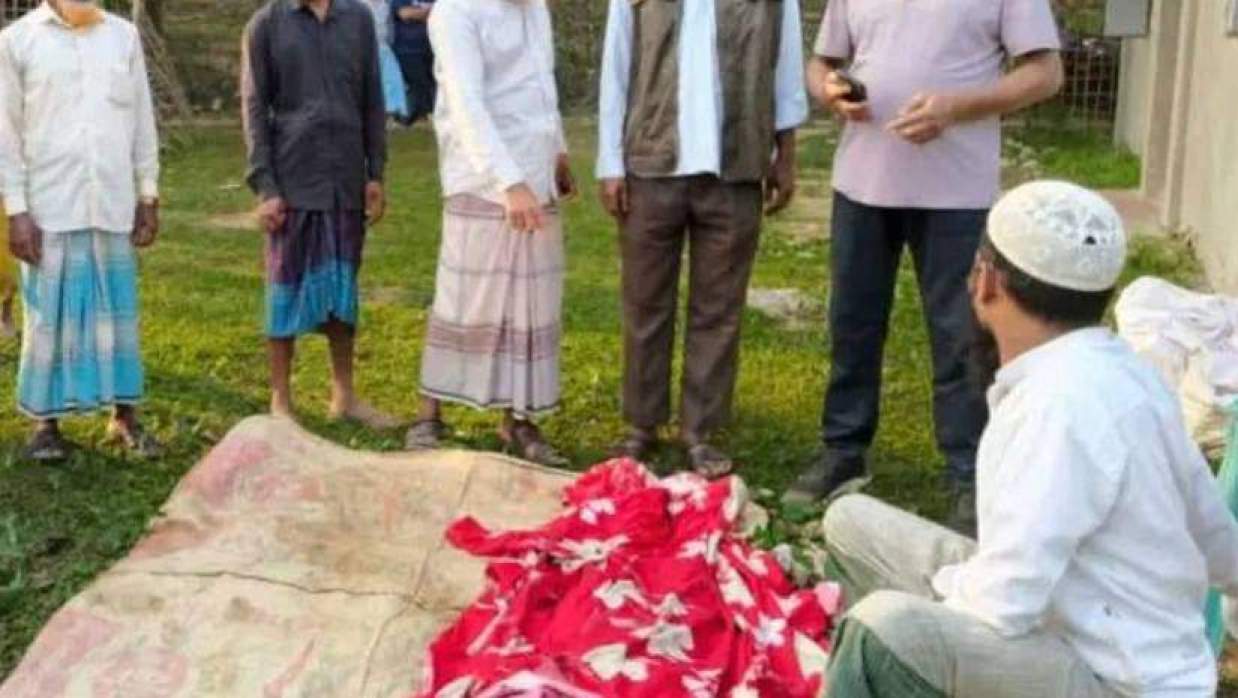 হাতির আক্রমণে মারা যাওয়া কৃষকের মরদেহ