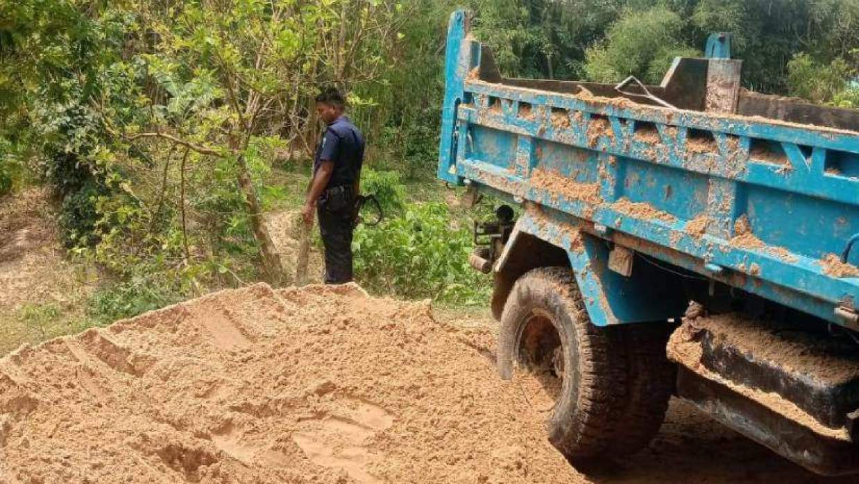 অবৈধ বালু পরিবহনের দায়ে দুটি ট্রাক জব্দ