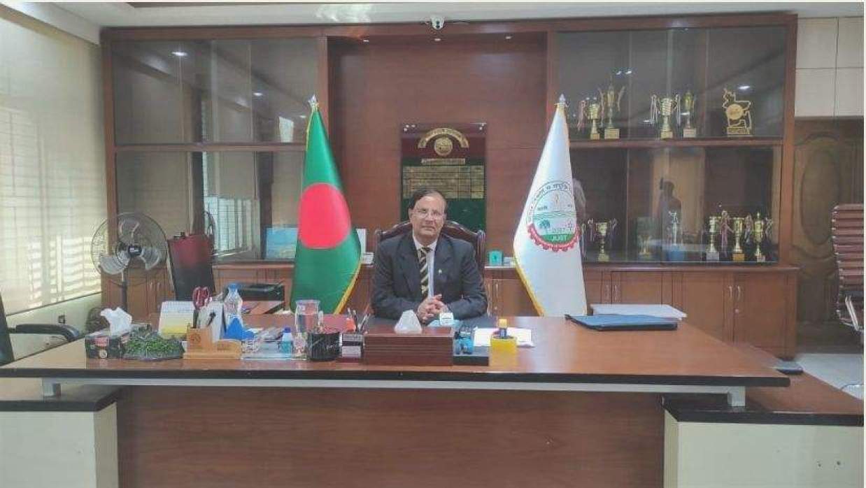 শিক্ষক-শিক্ষার্থীদের আনা ফুল ফিরিয়ে দিলেন যবিপ্রবি নতুন উপাচার্য 