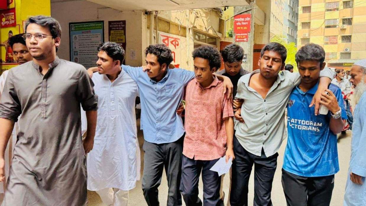 বৈশাখী কনসার্ট ইস্যুতে সংঘর্ষ, ভিডিও করায় দুই সাংবাদিককে রড দিয়ে পেটাল ছাত্রদল