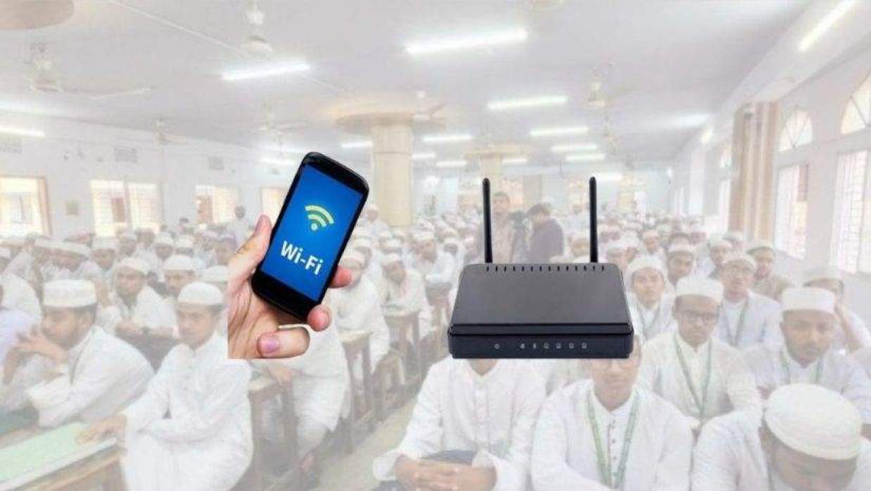 রাজধানীর একটি মাদ্রাসার শ্রেণিকক্ষ, রাউটার ও মোবাইল