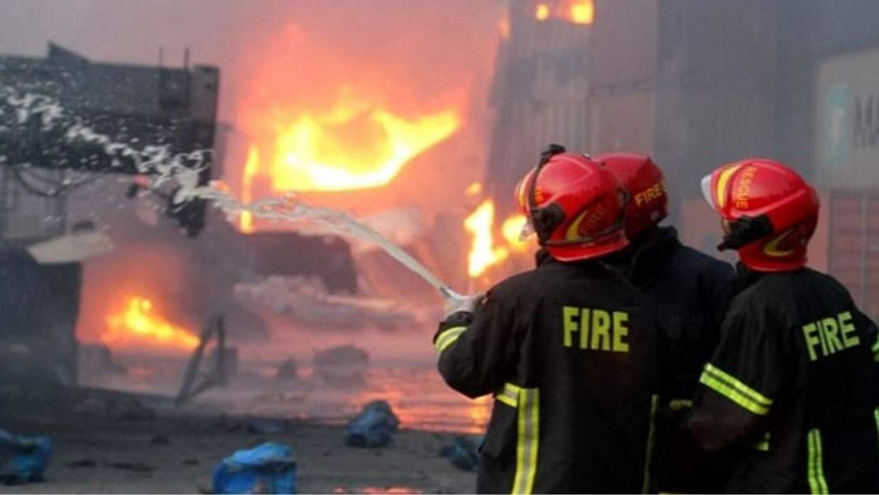 বনানীতে বহুতল ভবনে আগুন, নিয়ন্ত্রণে ফায়ার সাভিসের ৫ ইউনিট