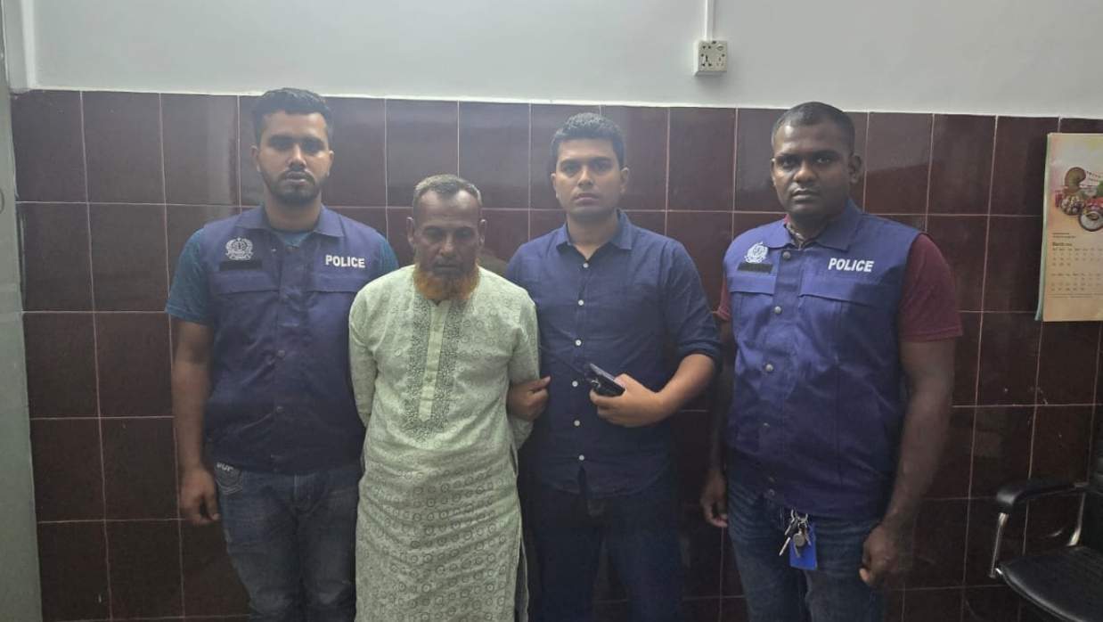 রাজধানীর ধামরাই এলাকায় অভিযান চালিয়ে আবদুল বারেককে গ্রেপ্তার করা হয়।