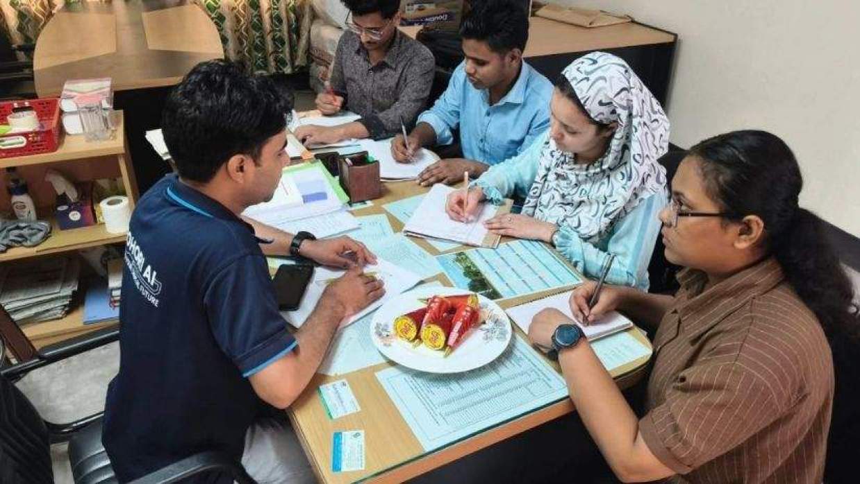 নবভর্তি নেপালি শিক্ষার্থীদের বাংলা ভাষার ক্লাস হচ্ছে