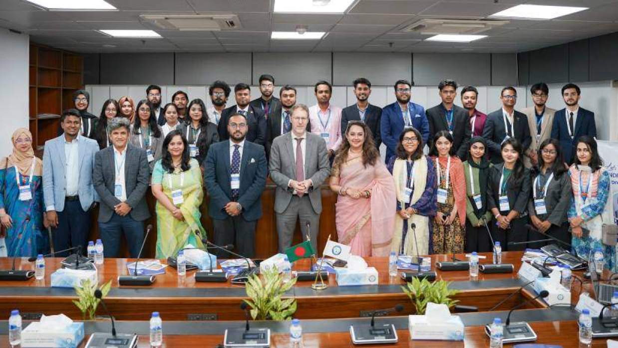 সংলাপে অংশগ্রহণকারী অতিথিরা