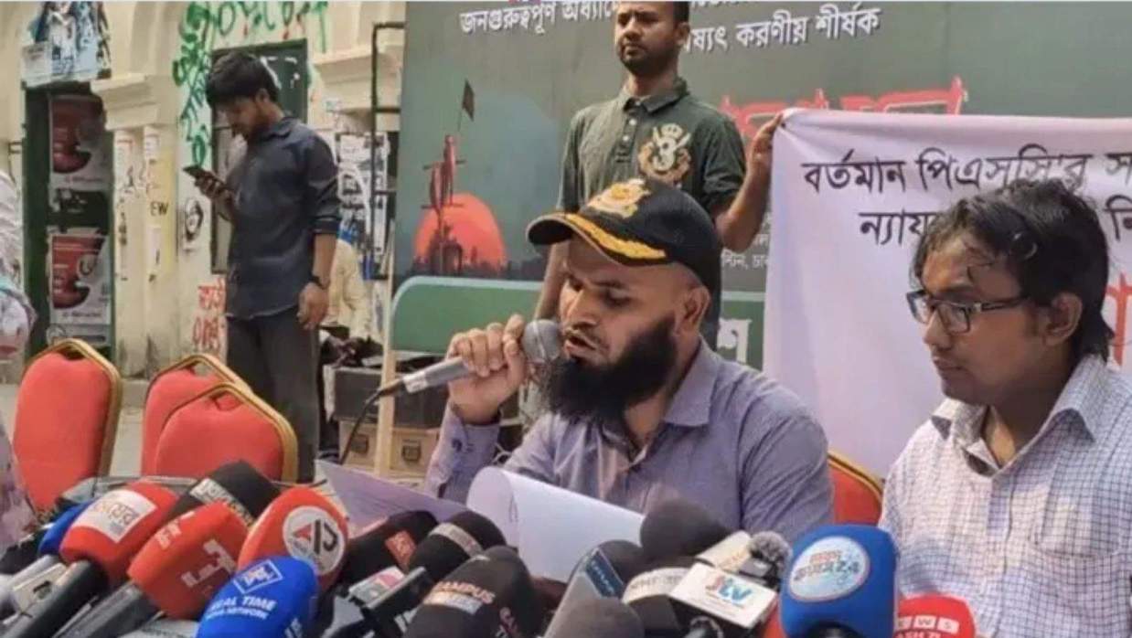 মধুর ক্যান্টিনে আয়োজিত সংবাদ সম্মেলনে চাকরিপ্রার্থীরা