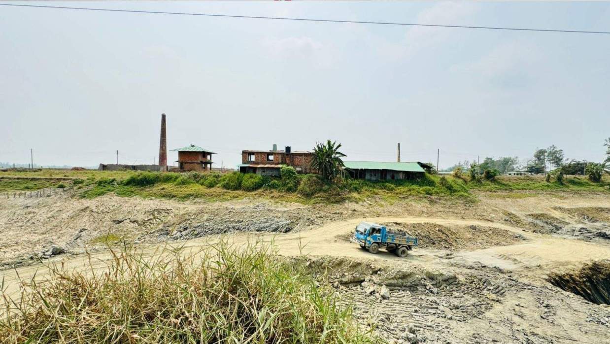 ট্রাকে করে মৎস্য প্রজেক্ট থেকে ইটভাটায় মাটি নিয়ে যাওয়া হচ্ছে।