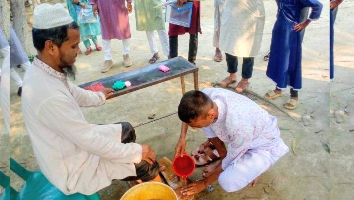 বিদায় অনুষ্ঠানে প্রধান শিক্ষকের পা ধুয়ে সম্মান শিক্ষার্থীর