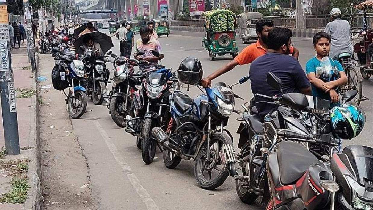 তীব্র গরমে জ্বালানির অপেক্ষায় বাইকাররা