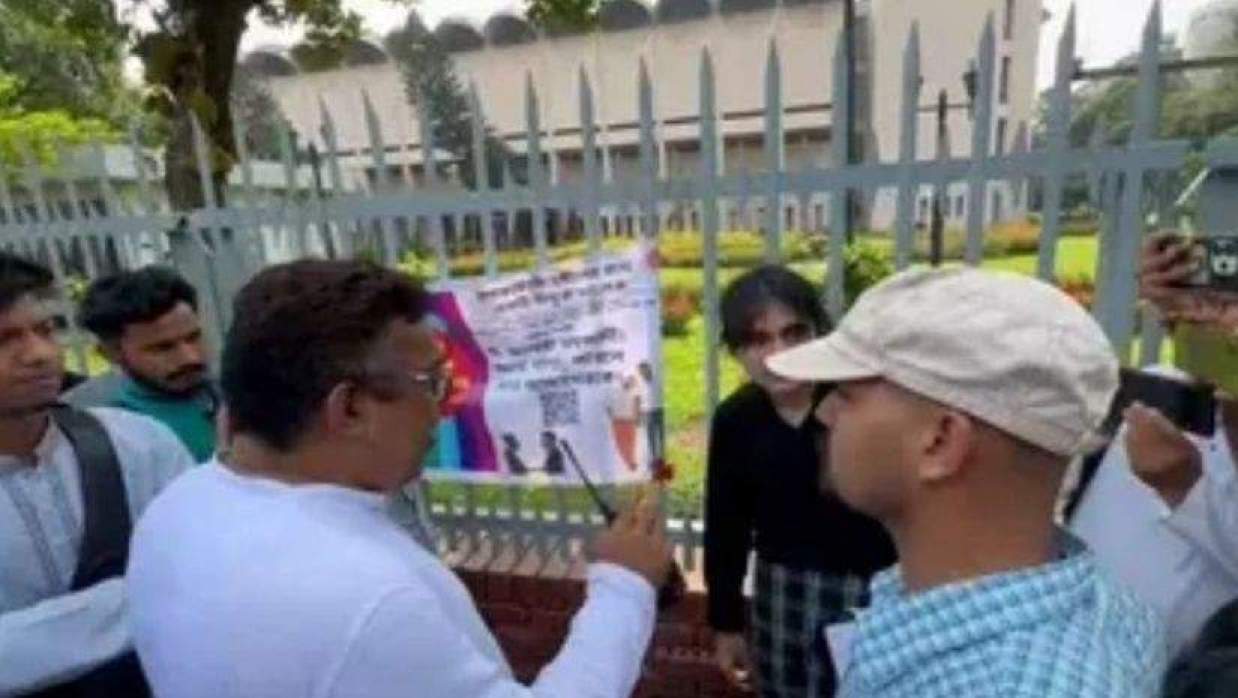 অনুমতি ও নিরাপত্তা ইস্যুতে পুলিশের সঙ্গে বাকবিতণ্ডা