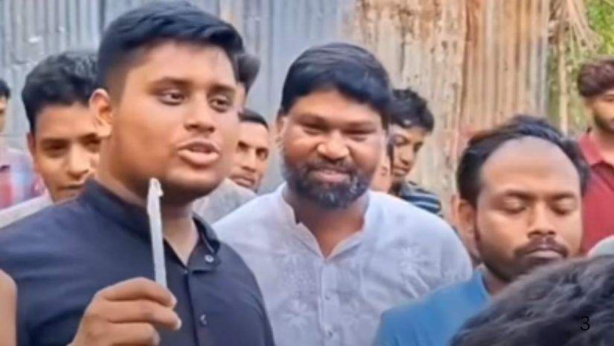 সাধারণ মানুষের মধ্যে মোমবাতি বিতরণ করে প্রতীকী প্রতিবাদ জানান হাসনাত