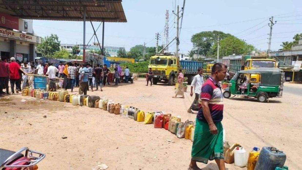 পাম্পগুলোতে দীর্ঘ লাইন