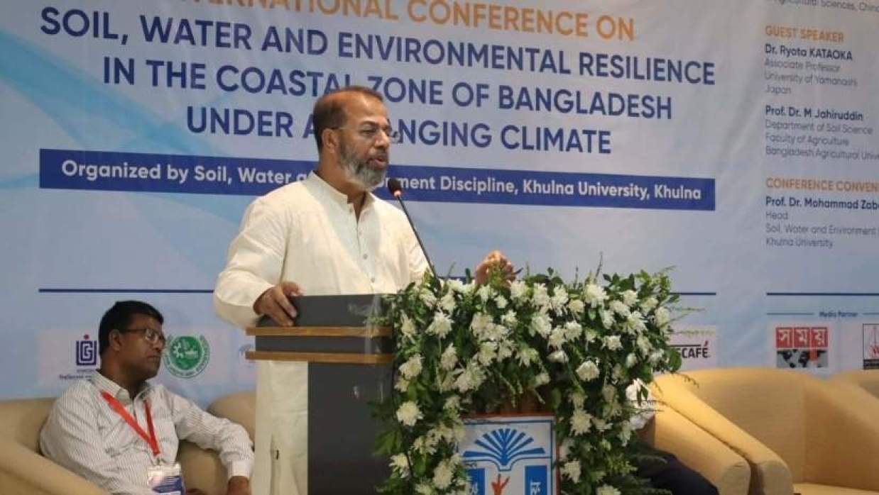 বক্তব্য রাখছেন জলবায়ু প্রতিমন্ত্রী