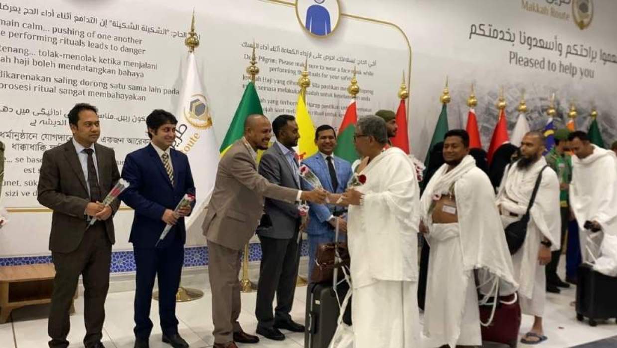 সৌদি পৌঁছেছে দেশের প্রথম হজ ফ্লাইট