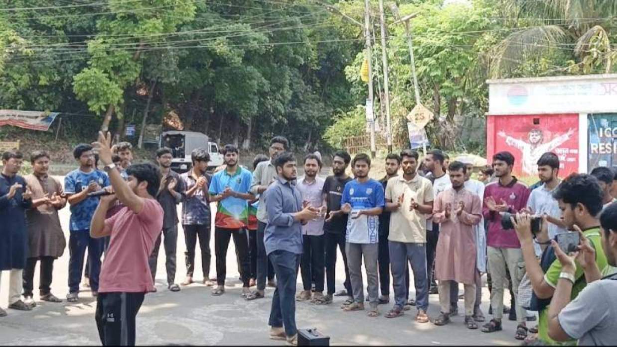 বিশ্ববিদ্যালয়ের জিরো পয়েন্টের স্বরণ চত্বরে শিবিরের শিক্ষার্থীদের বিক্ষোভ