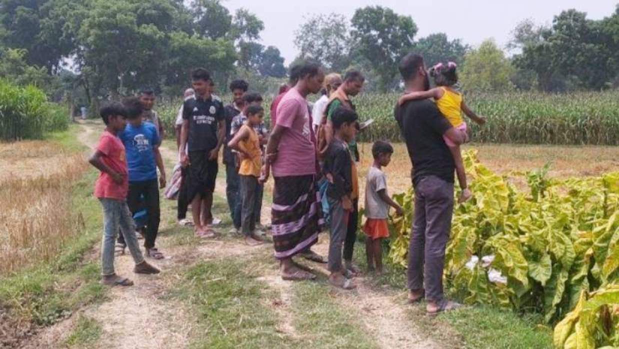 ঘটনাস্থলে স্থানীয় লোকজন