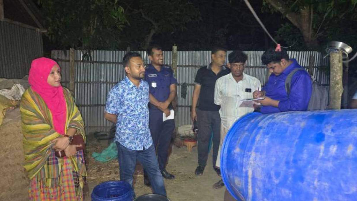 নকল দুধ কারখানায় অভিযান পরিচালনা করেন ভ্রাম্যমাণ আদালত। শুক্রবার রাতে পাবনার ভাঙ্গুড়া পৌর সদরের সিংগারী এলাকায়