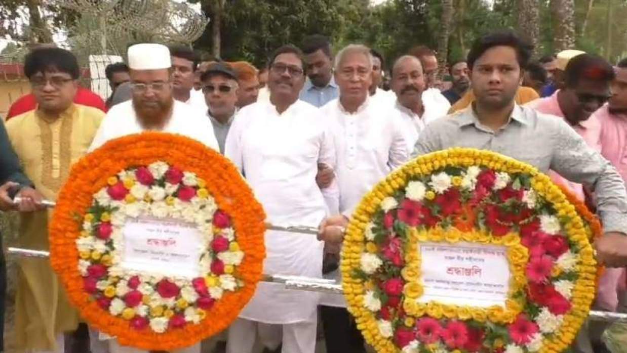 বড়াইবাড়ী দিবস উপক্ষে শহীদ বিডিআর সদস্যদের স্মরণে পুষ্পার্ঘ্য অর্পণ করা