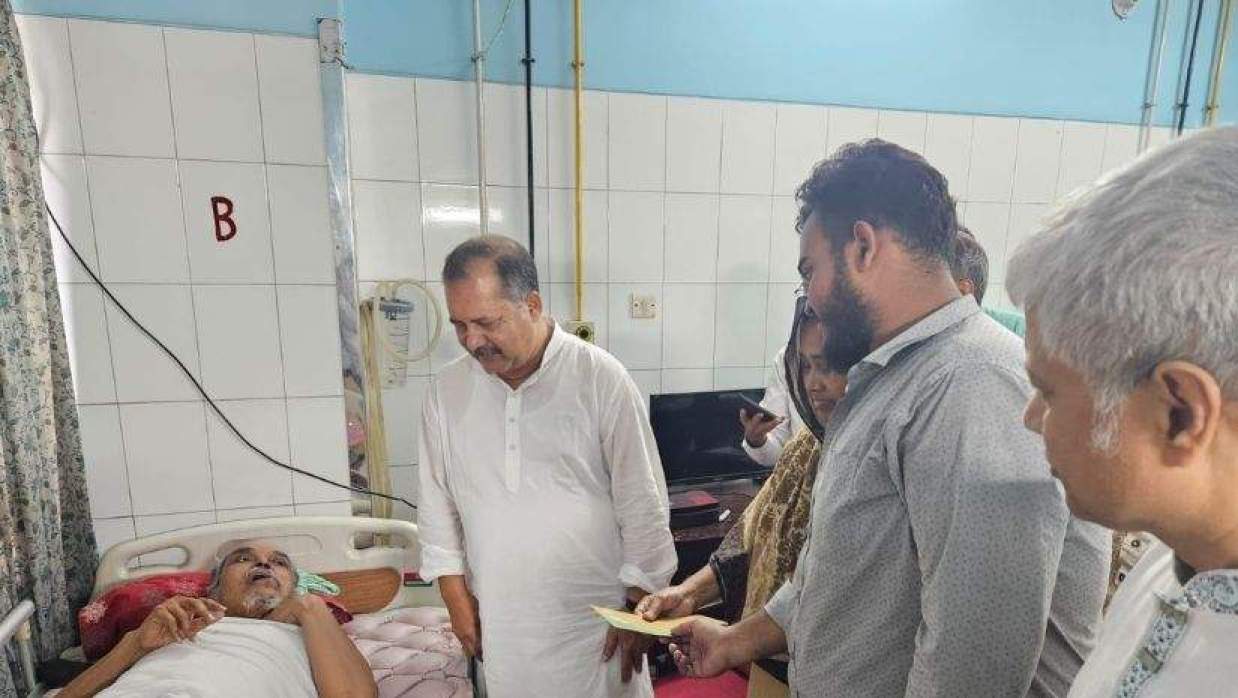 অসুস্থ প্রবীণ সাংবাদিক ইসমাইল হোসেন নেগাবানকে দেখতে যান তথ্য ও সম্প্রচার মন্ত্রী জহির উদ্দিন স্বপন