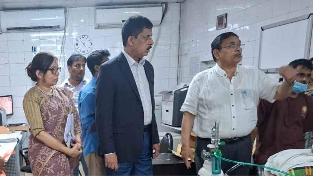 নিউরোসায়েন্স হাসপাতালে আহত মমেক শিক্ষার্থীকে দেখতে যান স্বাস্থ্য শিক্ষা অধিদপ্তরের ডিজি অধ্যাপক ডা. মো. নাজমুল হোসেন