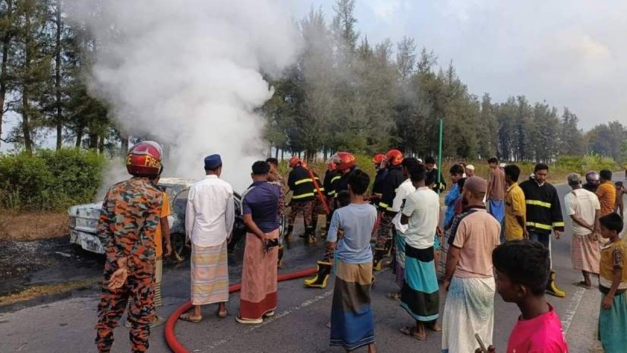 টেকনাফ মেরিন ড্রাইভে যাত্রীবাহী প্রাইভেটকারে আগুন