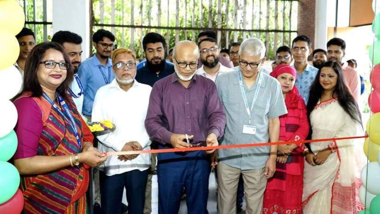 ফিতা কেটে ভর্তি মেলার আনুষ্ঠানিক উদ্বোধন করেন বাংলাদেশ ইউনিভার্সিটির উপাচার্য প্রফেসর ড. মো. জাহাঙ্গীর আলম