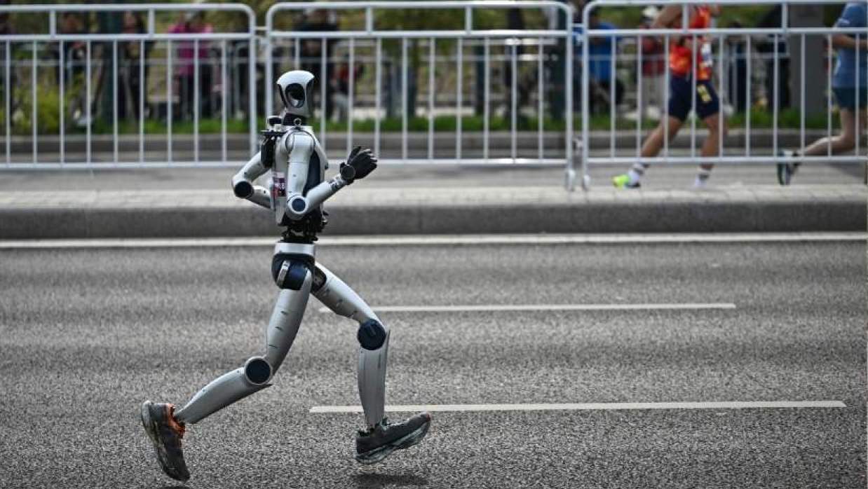 বেইজিং হাফ ম্যারাথনে দৌড়াচ্ছে একটি মানবসদৃশ রোবট