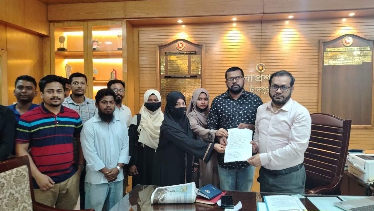 দেশের ৬১ জেলার প্রার্থীরা জেলা প্রশাসকের মাধ্যমে প্রধানমন্ত্রীর কাছে স্মারকলিপি প্রদান করেন।