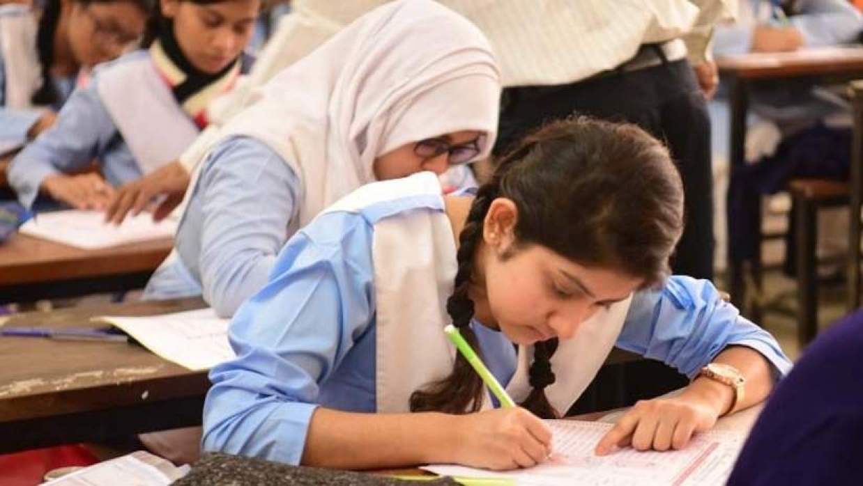 হলে এসএসসি পরীক্ষার্থীরা 