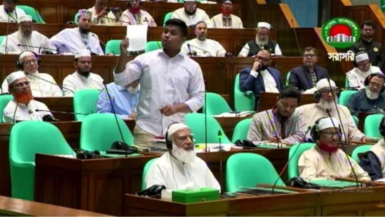 বক্তব্য রাখছেন হাসনাত আব্দুল্লাহ