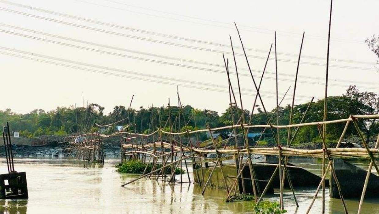 ইছামতি খালের ওপর নির্মাণাধীন বাকখাইন-কেঁয়াগড় রেগুলেটর প্রকল্প এলাকায় অস্থায়ীভাবে নির্মিত বাঁশের সাঁকো