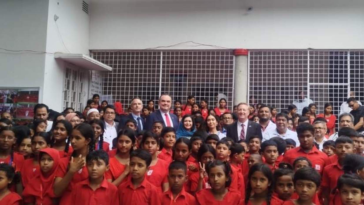  ‘সুরভি স্কুল’ পরিদর্শন মার্কিন বিশেষদূত ও  মার্কিন রাষ্ট্রদূত 