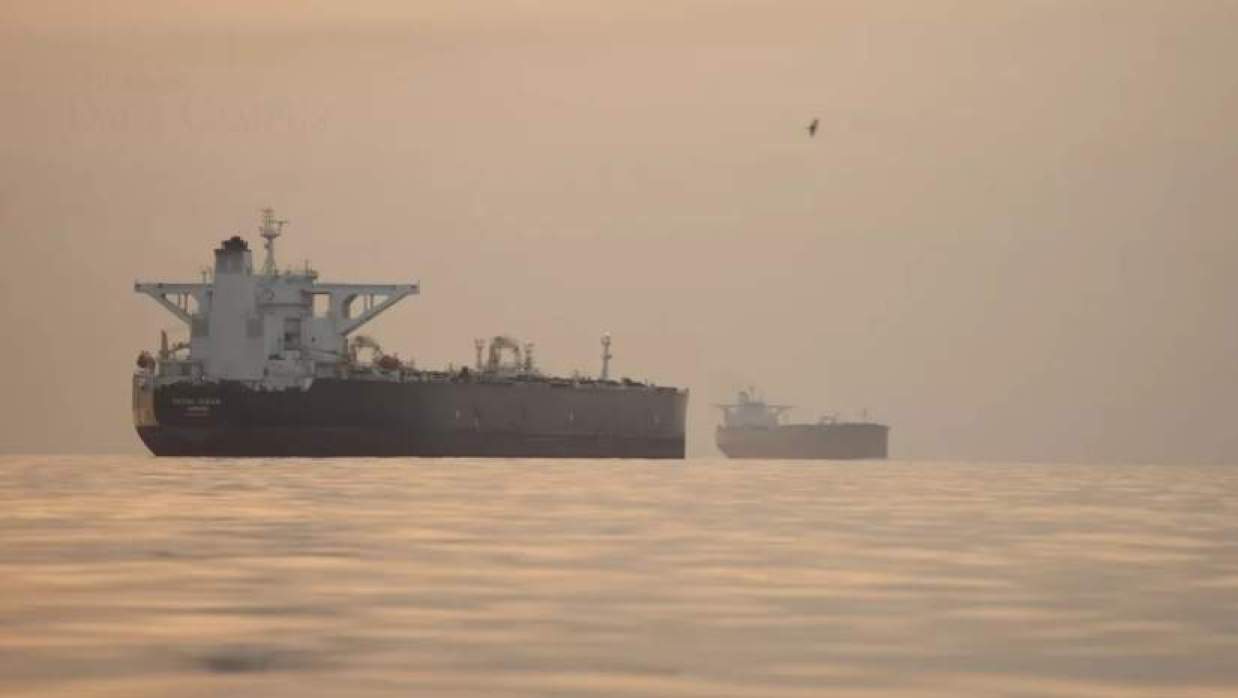 হরমুজ প্রণালিতে ইরানের কেশম দ্বীপ উপকূলে নোঙর করা ট্যাঙ্কার