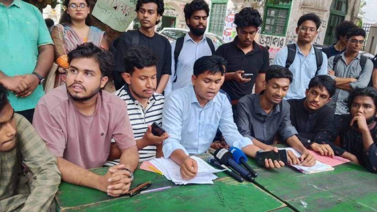 মধুর ক্যান্টিনের সামনে নবীন শিক্ষার্থীদের গণস্বাক্ষর কর্মসূচি