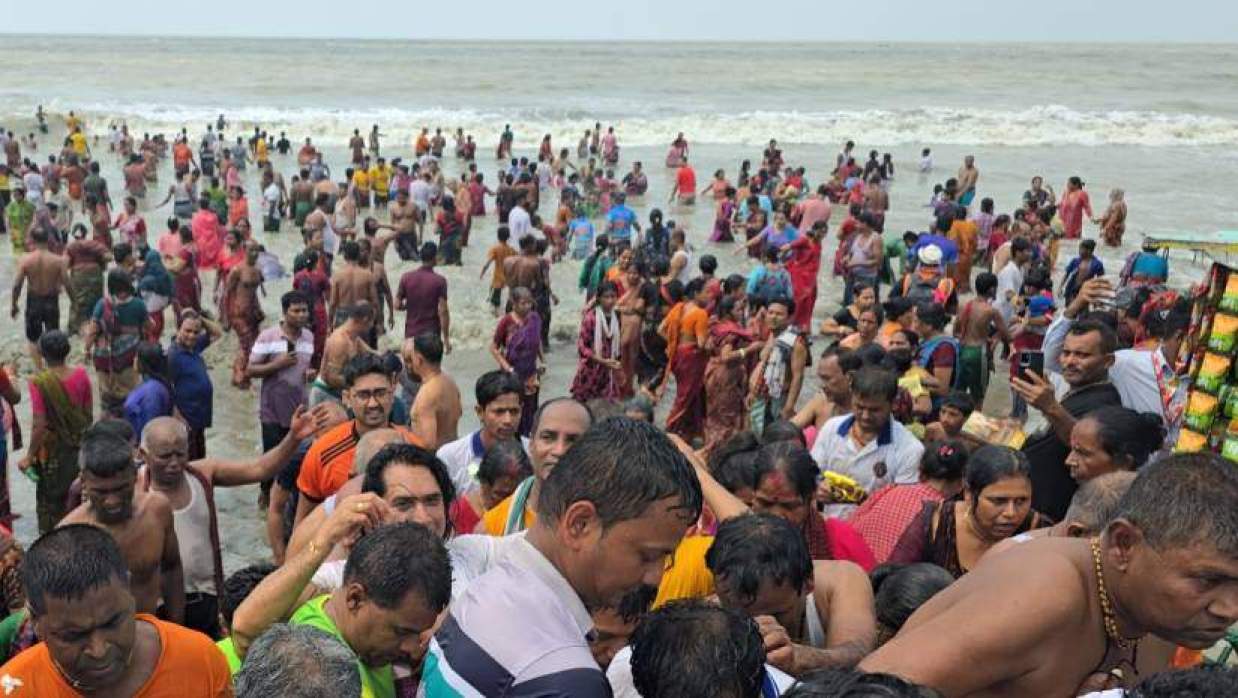 অক্ষয় তৃতীয়া উপলক্ষে কুয়াকাটায় সনাতন ধর্মাবলম্বীদের ঢল, পুণ্যার্থীদের সমুদ্রস্নান