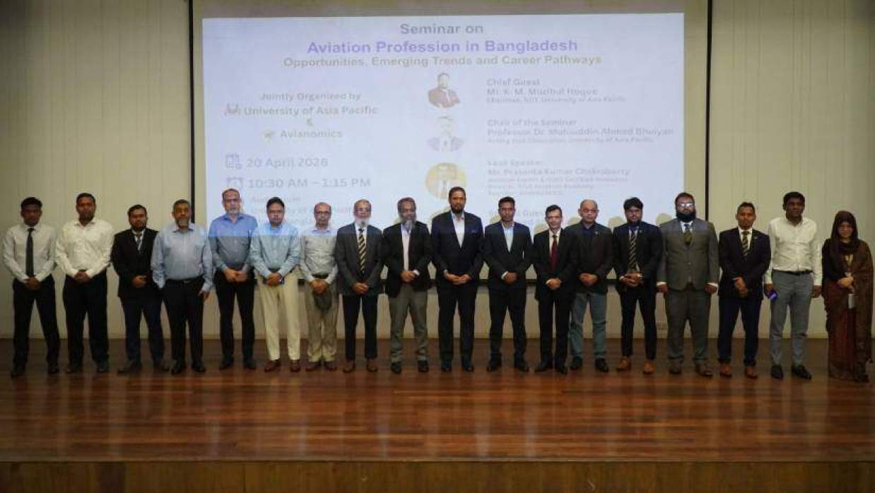 আলোচনা সভায় অংশ নেওয়া অতিথিরা