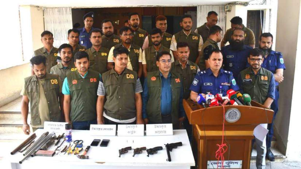 সংবাদ সম্মেলনে বক্তব্য দিচ্ছেন পুলিশ সুপার আনোয়ার জাহিদ। সোমবার দুপুরে পাবনা পুলিশ সুপার কার্যালয়ে