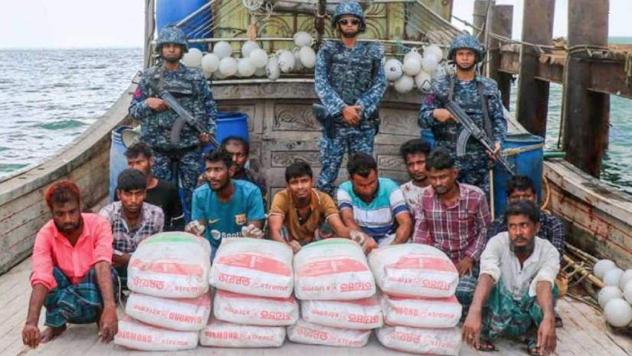 সিমেন্টসহ আটক ব্যক্তিরা