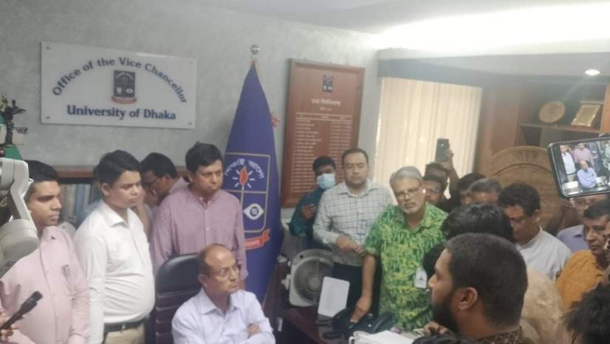 উপাচার্যের কাছে দাবি জানাতে অফিসে ডাকসু ও হল সংসদের নেতারা