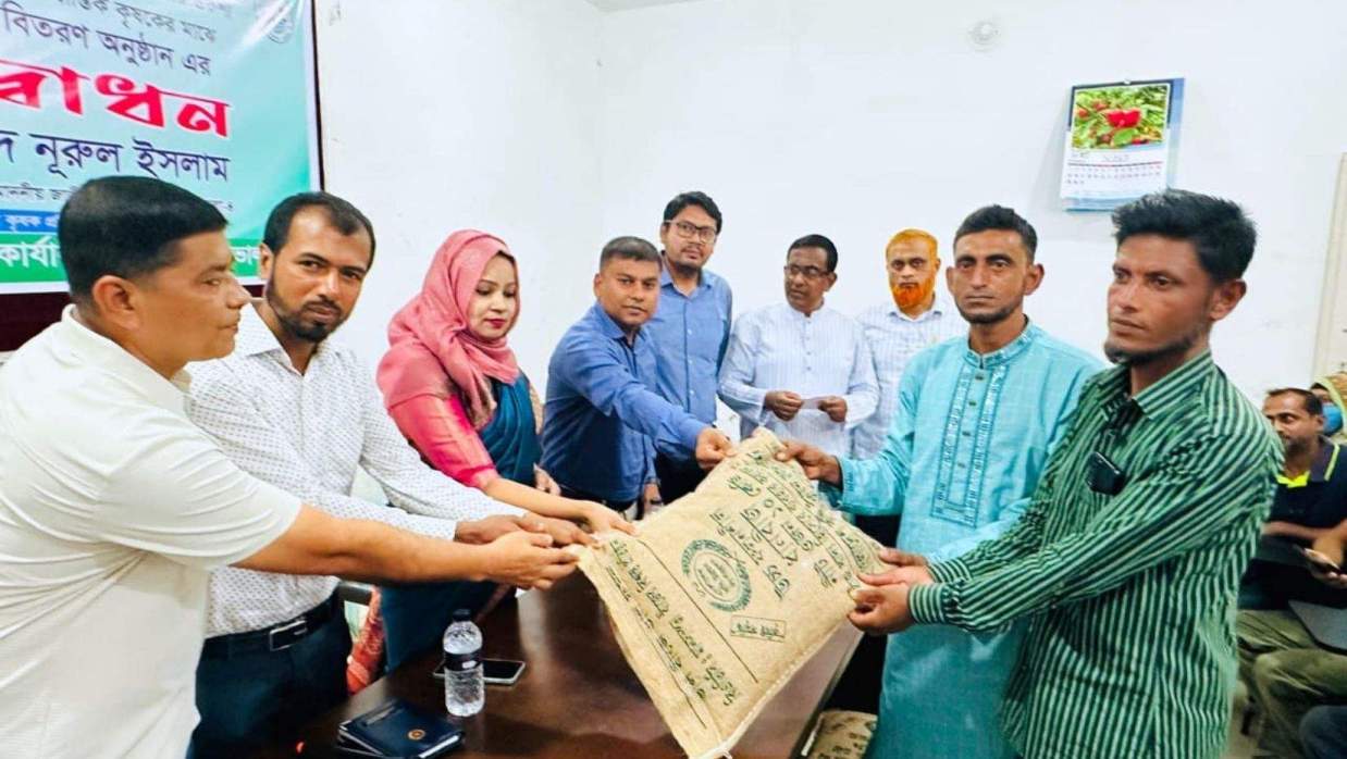 কৃষকের হাতে বীজ তুলে দিচ্ছেন উপজেলা নির্বাহী কর্মকর্তা রুমানা আফরোজ