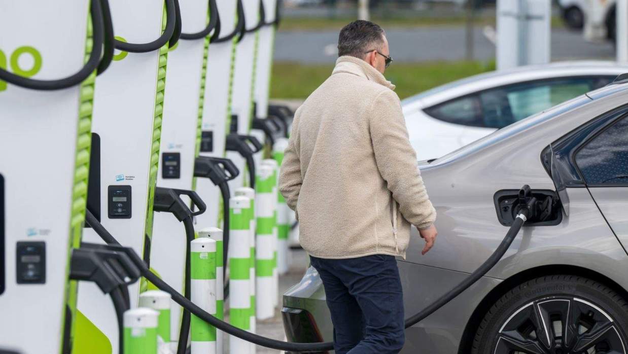 ইউরোপজুড়ে বেড়েছে বৈদ্যুতিক গাড়ির বিক্রি