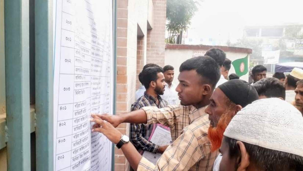 পরীক্ষা কেন্দ্রের সামনে সিট প্লান দেখছেন এক শিক্ষার্থী