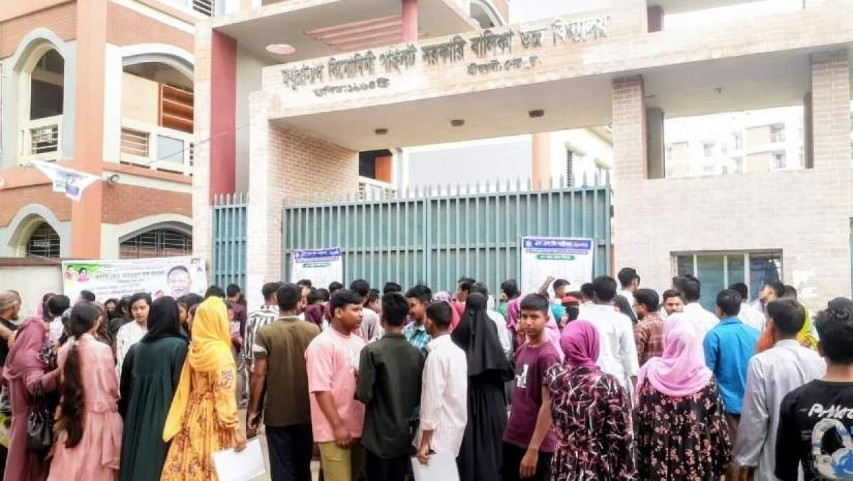 কেন্দ্রে প্রবেশ করছেন শিক্ষার্থীরা