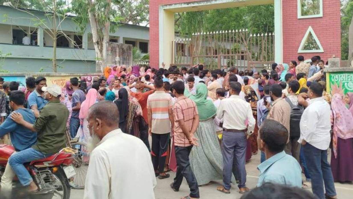 পরীক্ষাকেন্দ্রের সামনে অভিভাবকদের ভিড়